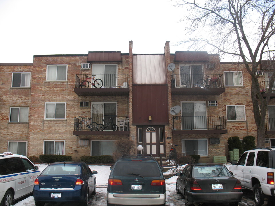 363 W Hawthorne Cir in Mount Prospect, IL - Building Photo