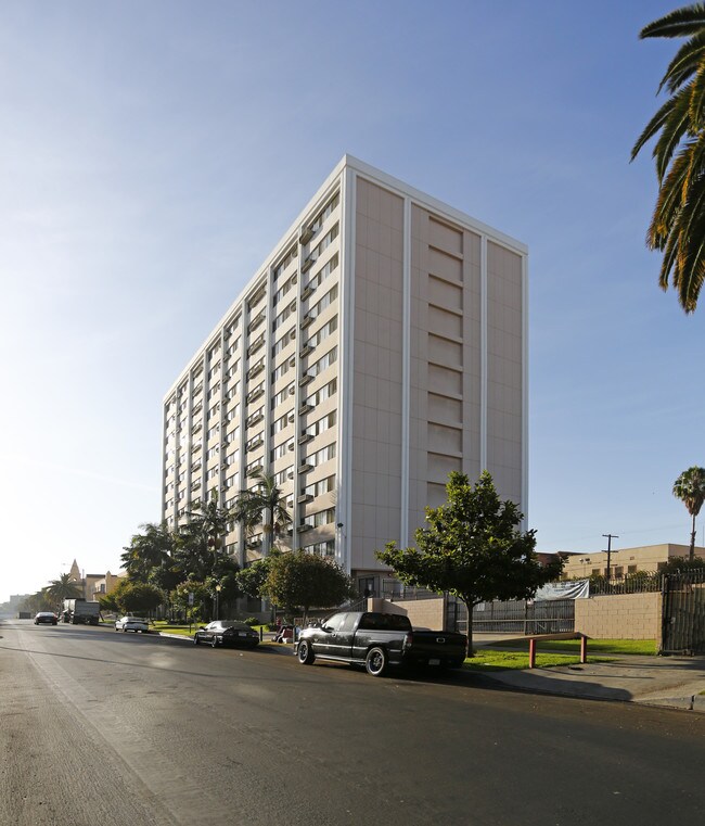 Vista Towers in Los Angeles, CA - Foto de edificio - Building Photo