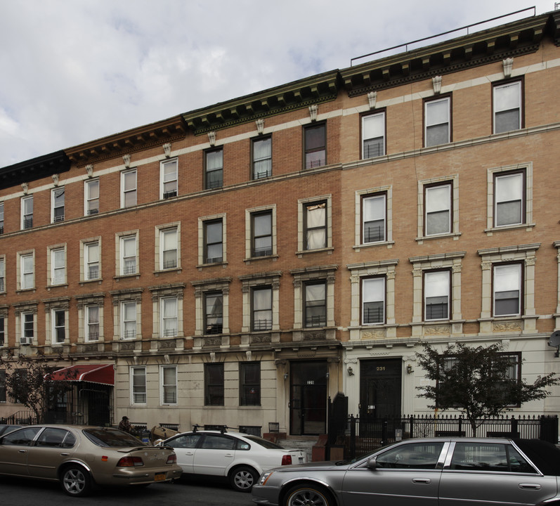 229 Bainbridge St in Brooklyn, NY - Building Photo