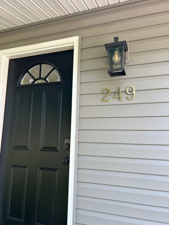 249 E Temperance Rd in Temperance, MI - Foto de edificio