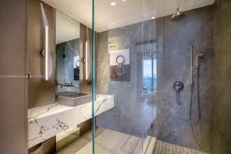 488 NE 18th St, Unit 508 in Miami, FL - Foto de edificio - Building Photo