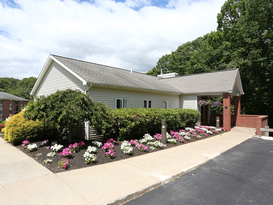 Nutmeg Woods in New London, CT - Building Photo