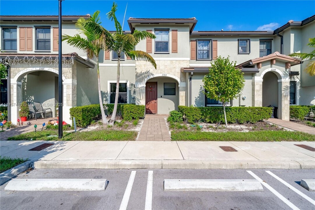 3363 W 106th Terrace in Hialeah, FL - Foto de edificio