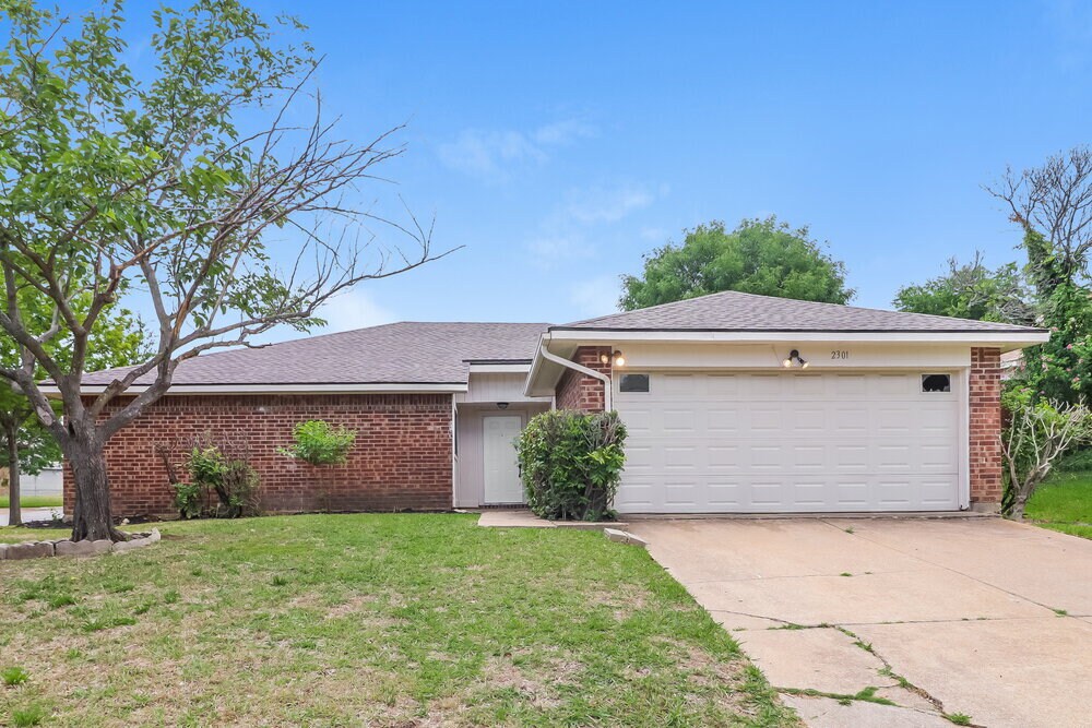 2301 Fall Ct in Fort Worth, TX - Building Photo