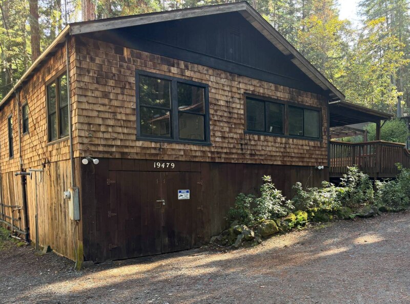19479 Hidden Valley Rd in Guerneville, CA - Foto de edificio
