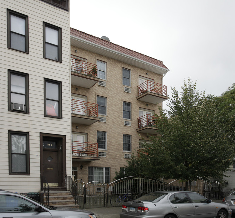 180 Conselyea St in Brooklyn, NY - Building Photo