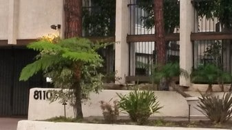 8110 Redlands St in Los Angeles, CA - Building Photo