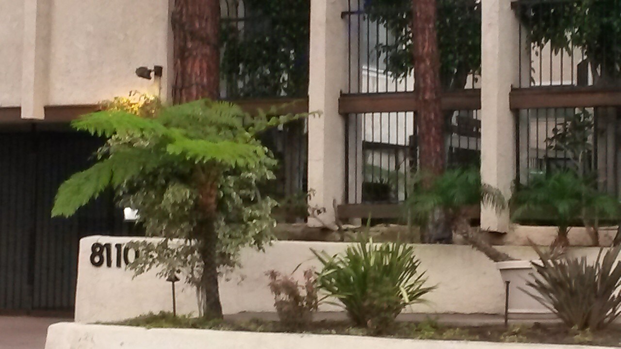 8110 Redlands St in Los Angeles, CA - Foto de edificio