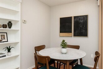 2401 Manor Rd in Austin, TX - Foto de edificio - Building Photo