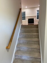 2002 Larson Dr in Danbury, CT - Foto de edificio - Building Photo