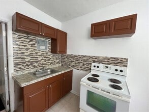 1060 NW 47th St in Miami, FL - Building Photo - Building Photo