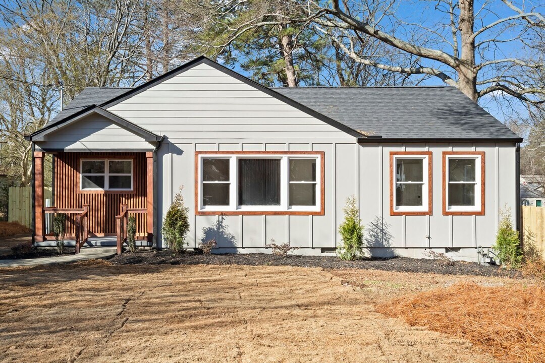 1956 Gober Ave SE in Smyrna, GA - Building Photo