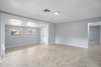 9405 N 19th St in Tampa, FL - Building Photo - Building Photo