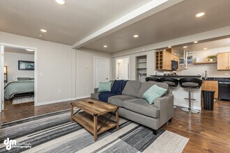 684 Cedar St, Unit B in Anchorage, AK - Foto de edificio - Building Photo