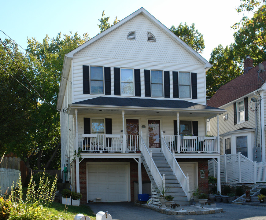 71 Mead Ave in Greenwich, CT - Building Photo