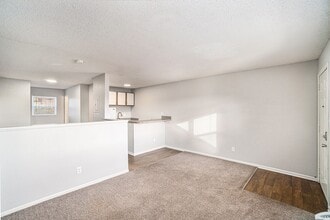 Gladstone Studios in Kansas City, MO - Foto de edificio - Building Photo