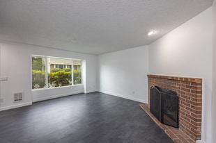 Crestview Townhomes in Lynnwood, WA - Building Photo