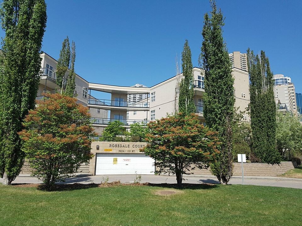9804 101 St NW in Edmonton, AB - Building Photo