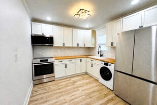 711 W 44th St in Savannah, GA - Building Photo