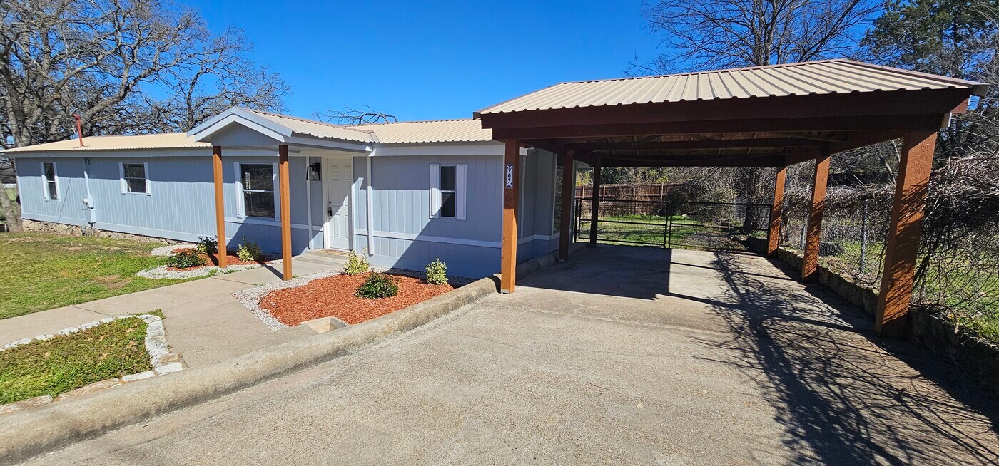 707 Branding Iron Trail in Granbury, TX - Building Photo