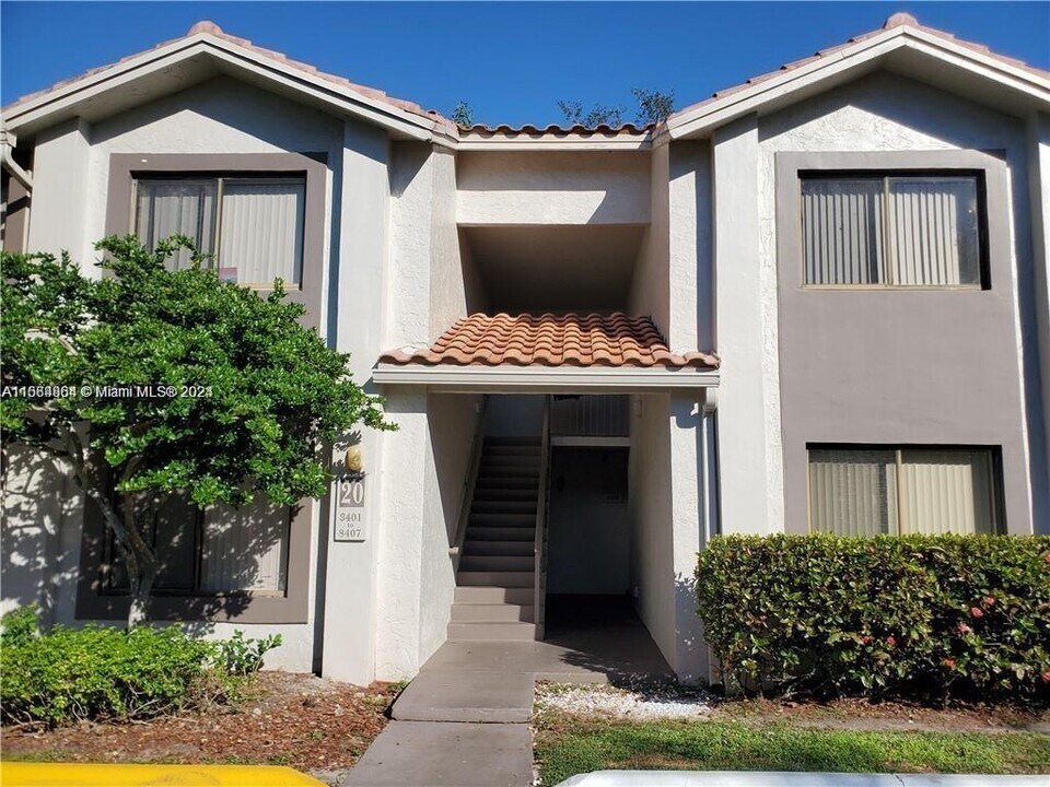 3204 Coral Lake Ln, Unit 3204 in Coral Springs, FL - Foto de edificio
