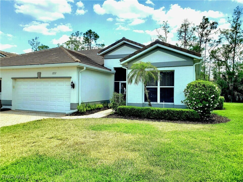 1211 Chelmsford Ct in Naples, FL - Building Photo