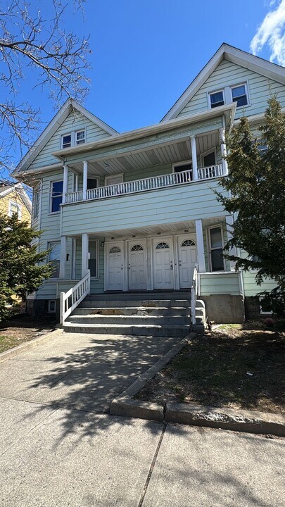 1410 E Main St in Bridgeport, CT - Building Photo