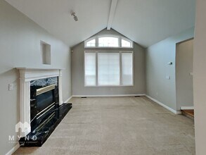 6613 46th Ave Ct E in Tacoma, WA - Foto de edificio - Building Photo