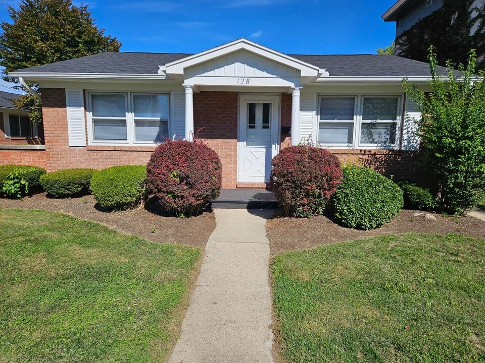 128 E Walnut St in Hillsboro, OH - Building Photo