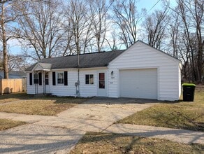 813 E Pearl St in Greenville, MI - Building Photo - Building Photo