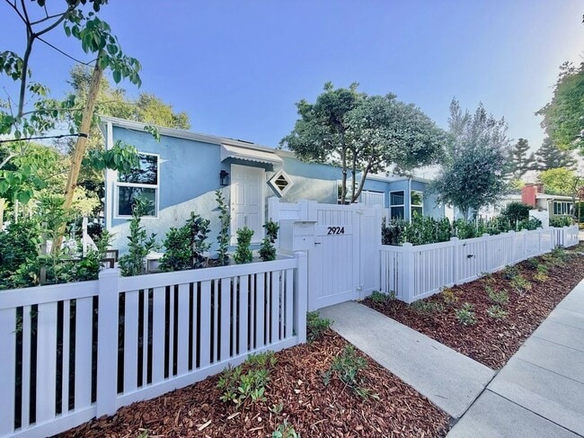 property at 2924 W Riverside Dr