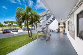 13251 Memorial Hwy in Miami, FL - Foto de edificio - Building Photo