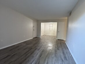 7908 Pearlbush Dr, Unit 104 in Gaithersburg, MD - Foto de edificio - Building Photo