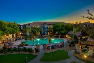 The Villas At Camelback Crossing in Glendale, AZ - Building Photo - Building Photo
