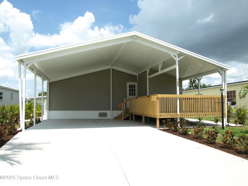709 Lark Dr in Micco, FL - Building Photo