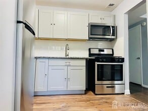 128 College Dr in Edison, NJ - Building Photo - Building Photo