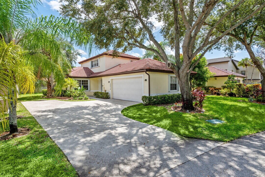 12210 Dartmoor Dr in Wellington, FL - Building Photo