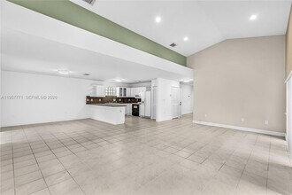 8211 NW 194th Terrace in Hialeah, FL - Foto de edificio - Building Photo