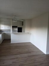 11725 Gilmore St, Unit 4 in Los Angeles, CA - Building Photo - Building Photo