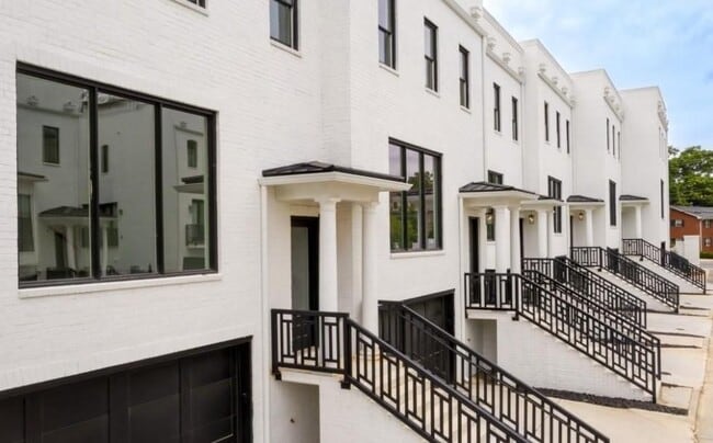 3667 Peachtree Rd in Atlanta, GA - Building Photo - Building Photo