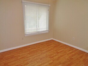 207 Cottonwood Rd in Newington, CT - Foto de edificio - Building Photo
