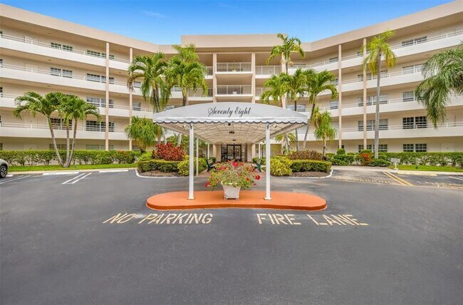 3960 Oaks Clubhouse Dr in Pompano Beach, FL - Building Photo - Building Photo