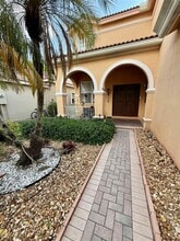 1294 Chinaberry Dr in Weston, FL - Foto de edificio - Building Photo