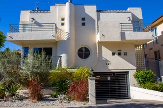 627 N Sweetzer Ave in West Hollywood, CA - Building Photo - Building Photo