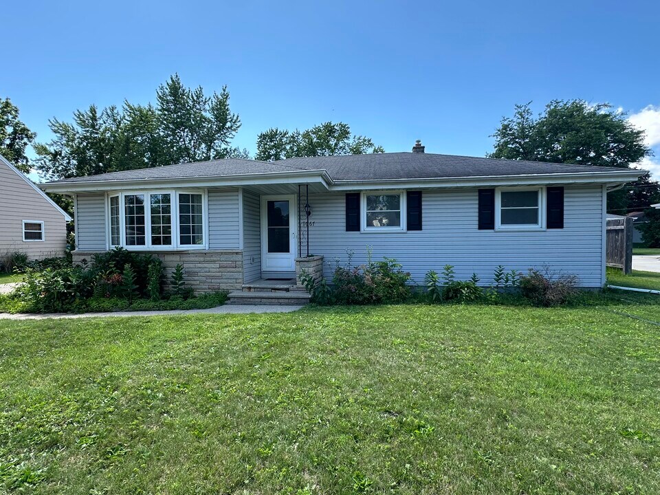 1067 Meadow Ln in Neenah, WI - Building Photo