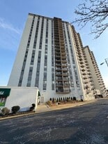 100 Manhattan Ave in Union City, NJ - Building Photo