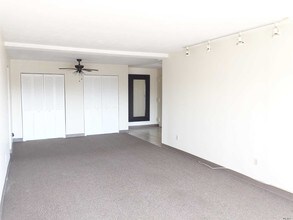 235 W Park Ave-Unit -202 in Long Beach, NY - Foto de edificio - Building Photo