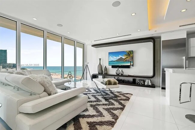 100 Lincoln Rd, Unit #PENTHOUSE 6 in Miami Beach, FL - Building Photo - Building Photo