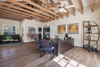 North Mountain Apartments in Phoenix, AZ - Foto de edificio - Building Photo