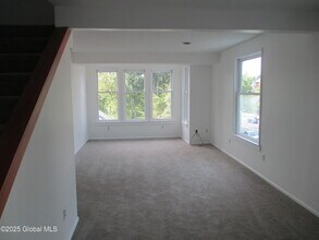 588 N Broadway in Saratoga Springs, NY - Foto de edificio - Building Photo